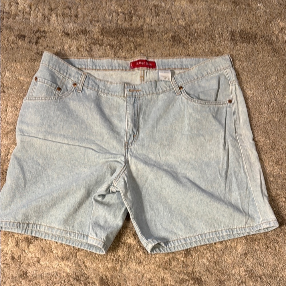 🍍Levi’s Classic Fit Jean shorts 🍍Sz 20🍍9” inseam🍍19” waist🍍7” rise🍍